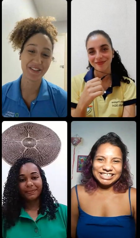 Quatro mulheres sorriem em uma live do Instagram