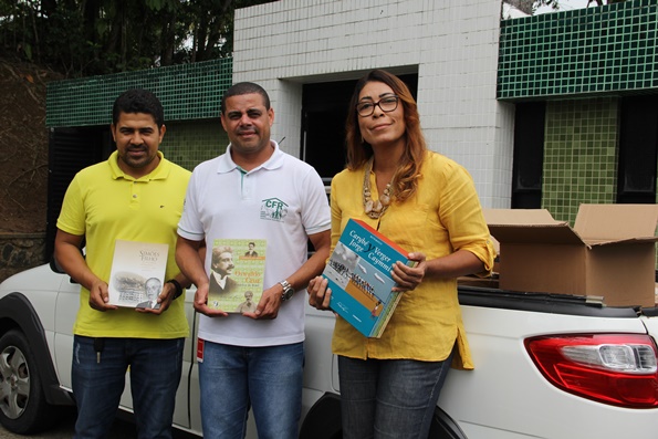Danilo Carvalho y Quionei Araújo (CFR-PTN) al lado de Cristiane Nascimento (Fundación) durante la entrega de los libros